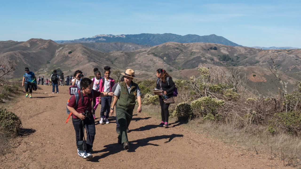 MAHE_161019_ATB_303-2_2x1.jpg A group stroll while spotting hawks