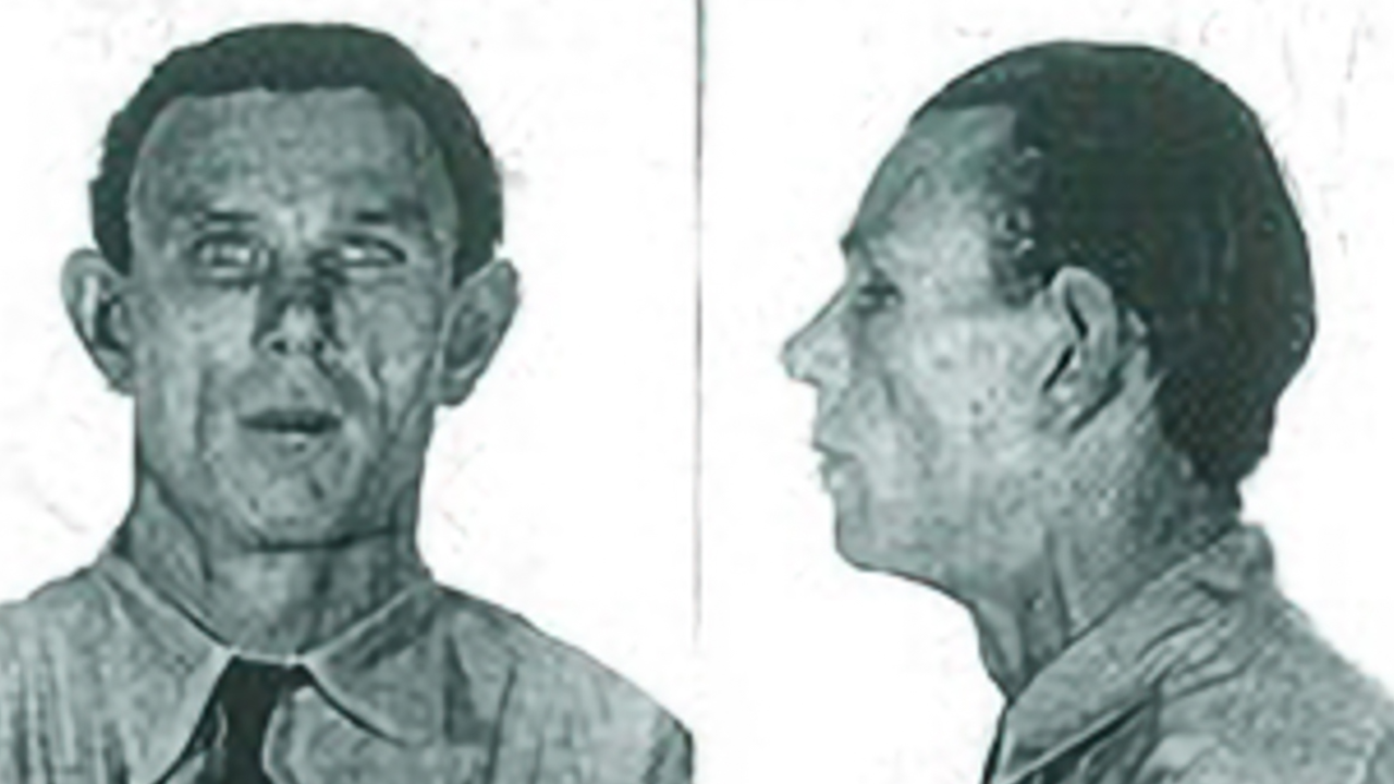 Mugshot of Alcatraz inmate and gardener Albert Smith Mugshot of Alcatraz inmate and gardener Albert Smith