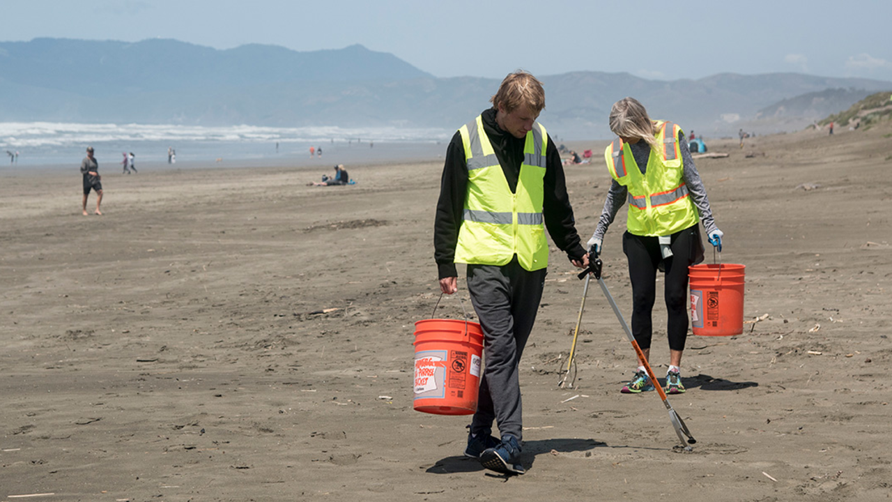 OCBE_220423_FXM8849_2x1.jpg Volunteers removing litter at Ocean Beach