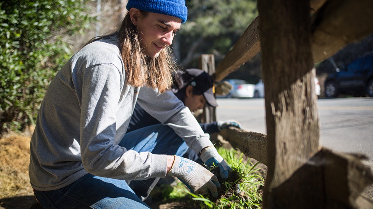 A_MUWO_160205_MDu_1559_2x1.jpg Muir Woods volunteer
