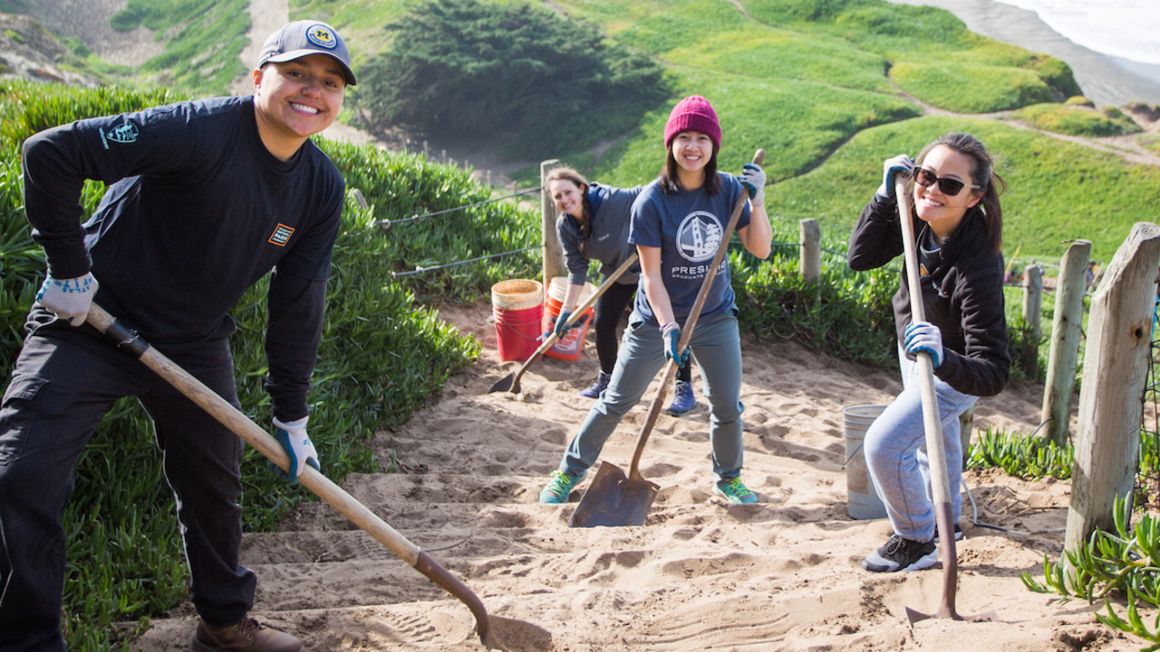 FOFU-20180115-MDu-535_Hero.jpg Volunteers at the sand ladder at Fort Funston
